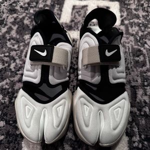 Nike aqua rift runners black and white